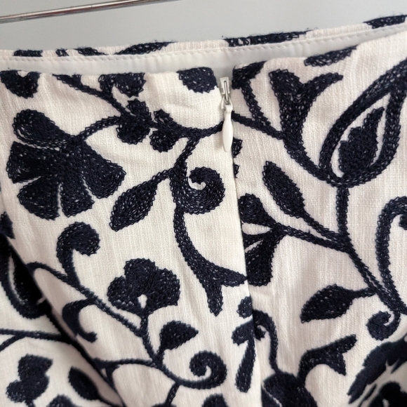 Women's Talbot's Cotton Embroidered White Navy Skirt 6 Lined - Picture 3 of 6